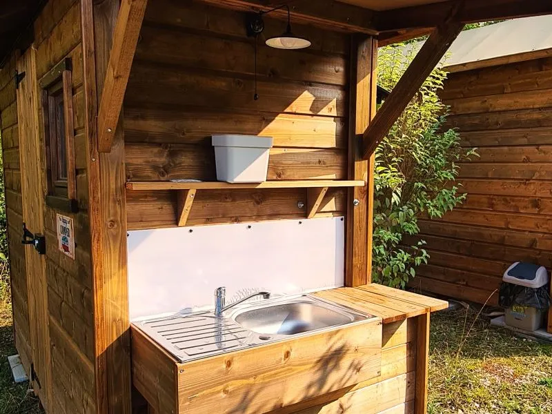 Emplacement Sani Top Confort 2 Pers + Installation + Voit + Sanit Privé + Terrasse Équipée + Cuisine