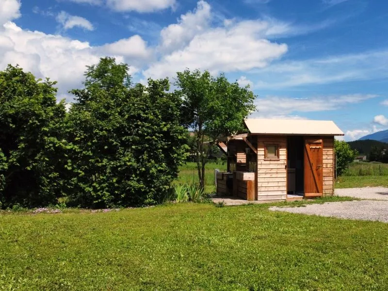 Emplacement Sani Confort Électricité 10A + Voiture + Tente Ou Caravane Ou Camping-Car + Sanitaires Privatifs