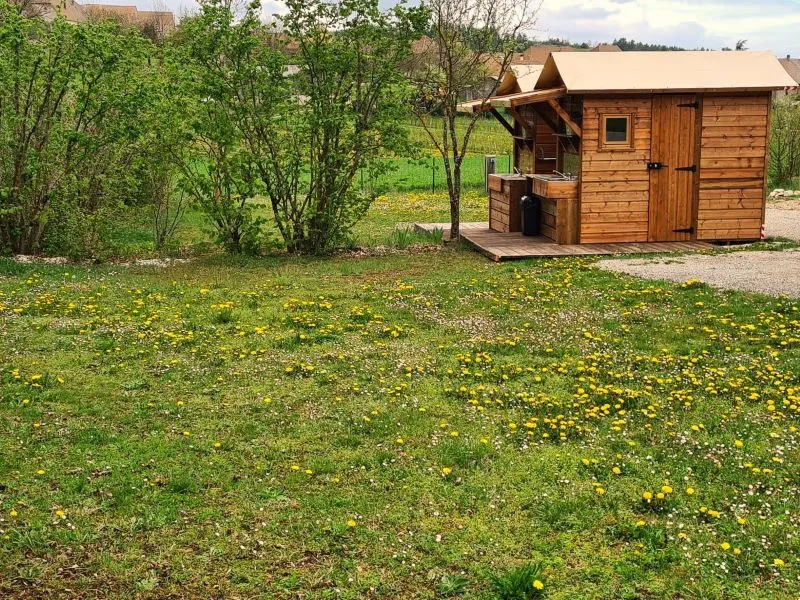 Emplacement Sani Confort Électricité 10A + Voiture + Tente Ou Caravane Ou Camping-Car + Sanitaires Privatifs