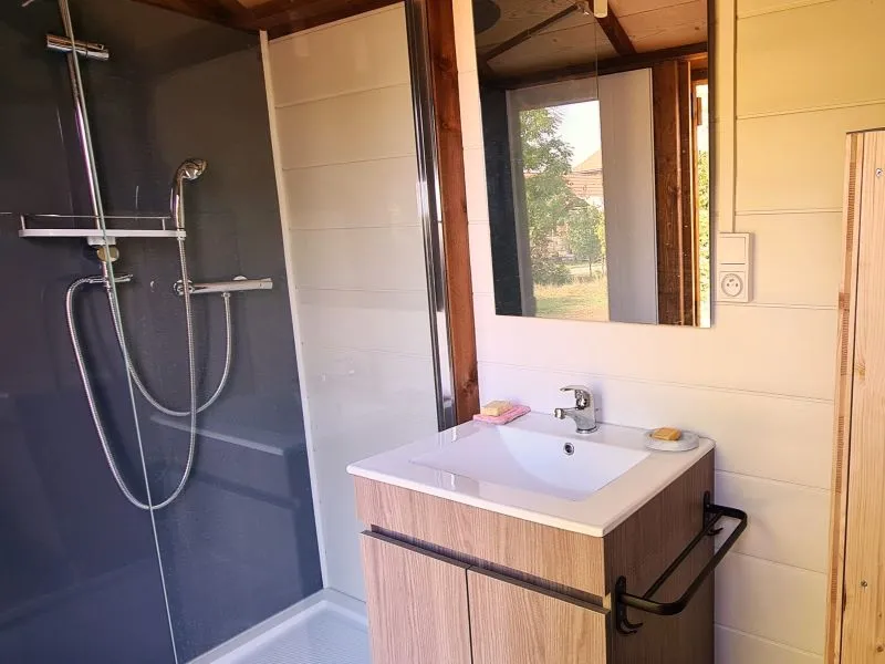 Emplacement Sani Confort Électricité 10A + Voiture + Tente Ou Caravane Ou Camping-Car + Sanitaires Privatifs