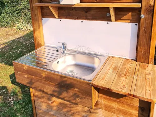 Emplacement - Emplacement Sani Confort Électricité 10A + Voiture + Tente Ou Caravane Ou Camping-Car + Sanitaires Privatifs - image n°9 - Camping Belle Roche