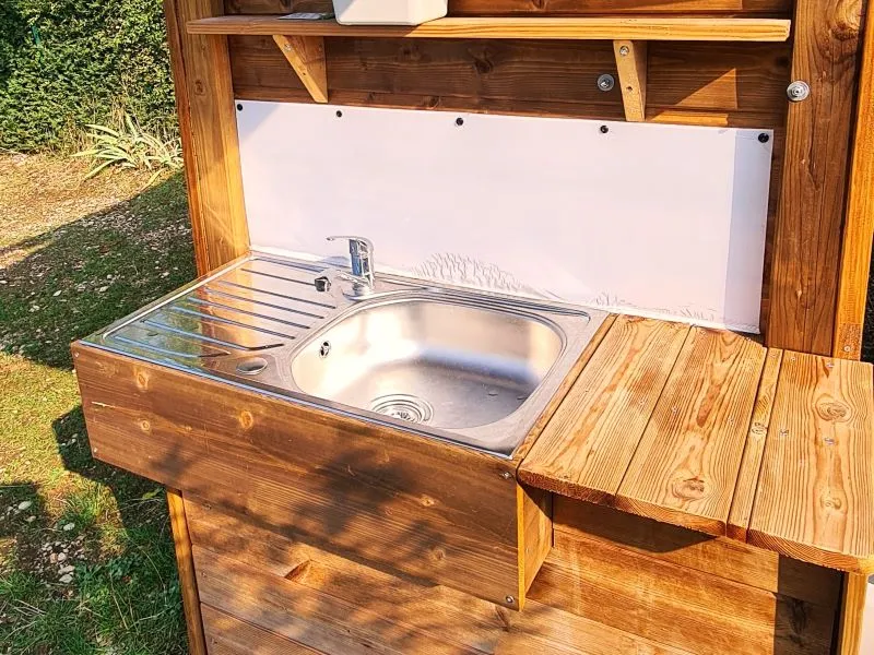 Emplacement Sani Confort Électricité 10A + Voiture + Tente Ou Caravane Ou Camping-Car + Sanitaires Privatifs