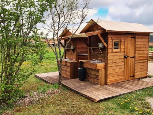 Emplacement - Emplacement Sani Confort Électricité 10A + Voiture + Tente Ou Caravane Ou Camping-Car + Sanitaires Privatifs - image n°10 - Camping Belle Roche