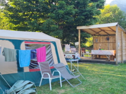 Stellplatz - Emplacement Confort Plus - Élec 10A + Voiture+Tente Ou Caravane Ou Camping-Car + Terrasse Couverte - Camping Belle Roche