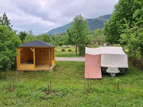 Emplacement - Emplacement Confort Plus - Élec 10A + Voiture+Tente Ou Caravane Ou Camping-Car + Terrasse Couverte - image n°5 - Camping Belle Roche