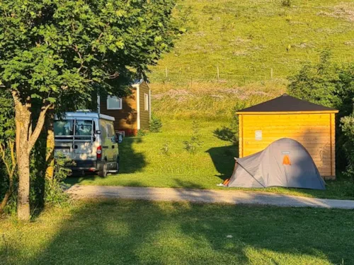 Emplacement - Emplacement Confort Plus - Élec 10A + Voiture+Tente Ou Caravane Ou Camping-Car + Terrasse Couverte - image n°4 - Camping Belle Roche