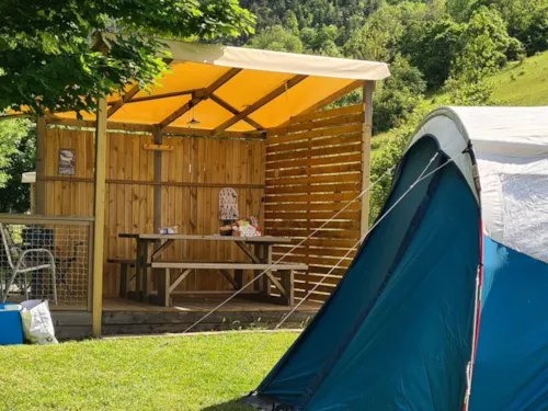Emplacement - Emplacement Confort Plus - Élec 10A + Voiture+Tente Ou Caravane Ou Camping-Car + Terrasse Couverte - image n°3 - Camping Belle Roche