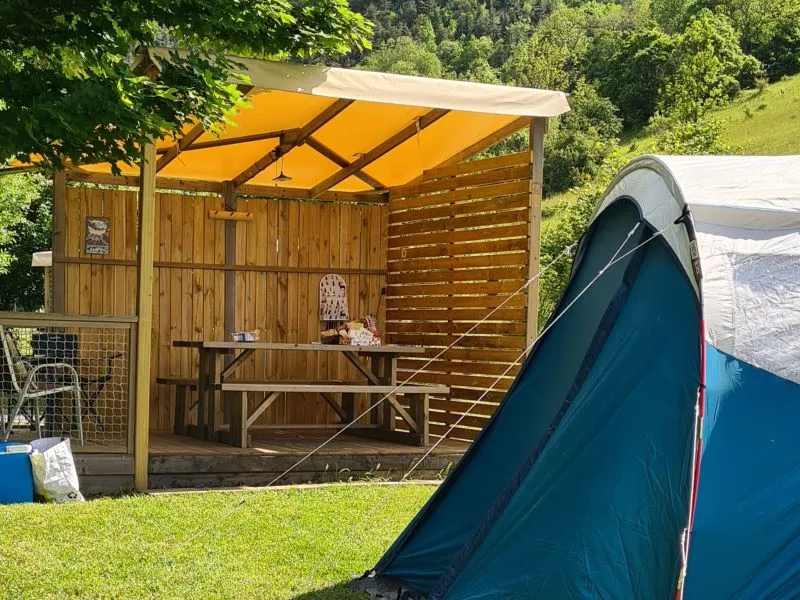 Emplacement Confort Plus - Élec 10A + Voiture+Tente Ou Caravane Ou Camping-Car + Terrasse Couverte