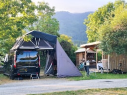 Parcela - Emplacement Sani Top Confort 2 Pers + Installation + Voit + Sanit Privé + Terrasse Équipée + Cuisine - Camping Belle Roche