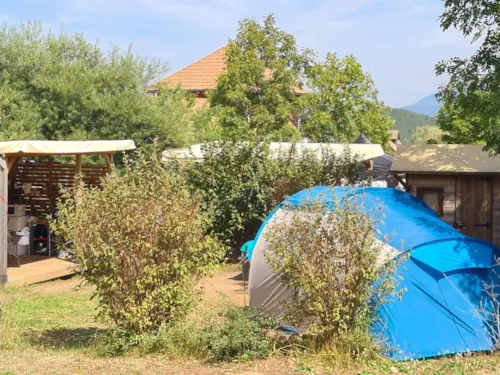 Emplacement - Emplacement Sani Top Confort + Installation + Voit + Sanit Privé + Terrasse Équipée + Cuisine - image n°2 - Camping Belle Roche