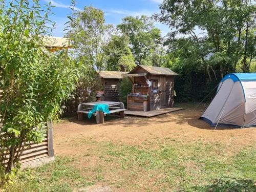 Emplacement - Emplacement Sani Top Confort + Installation + Voit + Sanit Privé + Terrasse Équipée + Cuisine - image n°3 - Camping Belle Roche