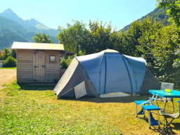 Stellplatz - Emplacement Sani Confort Électricité 10A + Voiture + Tente Ou Caravane Ou Camping-Car + Sanitaires Privatifs - Camping Belle Roche