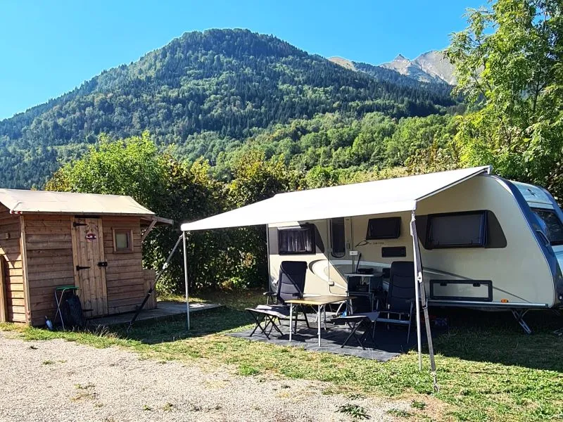 Emplacement Sani Confort Électricité 10A + Voiture + Tente Ou Caravane Ou Camping-Car + Sanitaires Privatifs