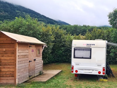 EMPLACEMENT SANI CONFORT électricité 10A + voiture + tente ou caravane ou camping-car + SANITAIRES PRIVATIFS — 3