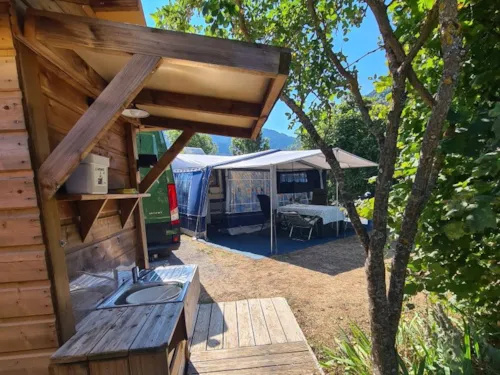 Emplacement - Emplacement Sani Confort Électricité 10A + Voiture + Tente Ou Caravane Ou Camping-Car + Sanitaires Privatifs - image n°4 - Camping Belle Roche