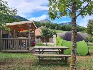 - EMPLACEMENT TOP CONFORT électricité 10A + voiture + tente ou caravane ou camping-car + Terrasse couverte aménagée avec services PLUS - Camping Belle Roche