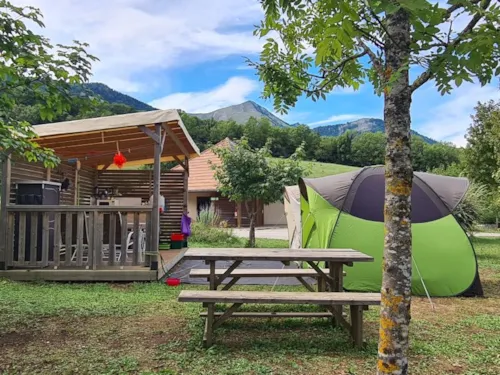 Pitch - Emplacement Top Confort Électricité 10A + Voiture + Tente Ou Caravane Ou Camping-Car + Terrasse Couverte Aménagée Avec Services Plus - image n°1 - Camping Belle Roche