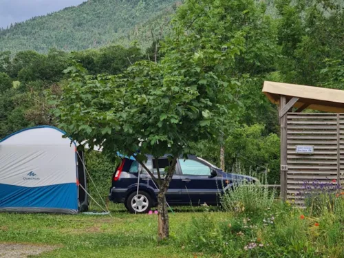 Pitch - Emplacement Top Confort Électricité 10A + Voiture + Tente Ou Caravane Ou Camping-Car + Terrasse Couverte Aménagée Avec Services Plus - image n°2 - Camping Belle Roche