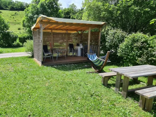 Pitch - Emplacement Top Confort Électricité 10A + Voiture + Tente Ou Caravane Ou Camping-Car + Terrasse Couverte Aménagée Avec Services Plus - image n°4 - Camping Belle Roche