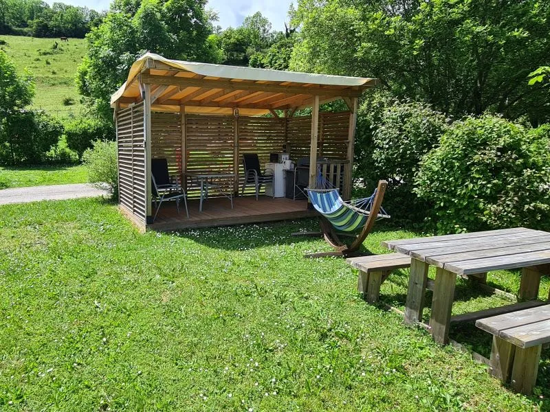 Emplacement Top Confort Électricité 10A + Voiture + Tente Ou Caravane Ou Camping-Car + Terrasse Couverte Aménagée Avec Services Plus