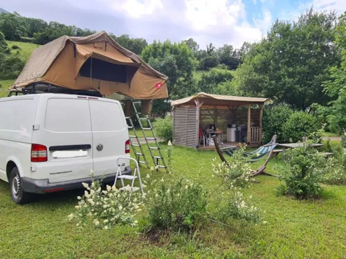 Pitch - Emplacement Top Confort Électricité 10A + Voiture + Tente Ou Caravane Ou Camping-Car + Terrasse Couverte Aménagée Avec Services Plus - image n°5 - Camping Belle Roche