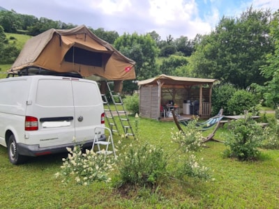 EMPLACEMENT TOP CONFORT électricité 10A + voiture + tente ou caravane ou camping-car + Terrasse couverte aménagée avec services PLUS — 5
