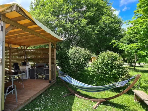 Pitch - Emplacement Top Confort Électricité 10A + Voiture + Tente Ou Caravane Ou Camping-Car + Terrasse Couverte Aménagée Avec Services Plus - image n°7 - Camping Belle Roche