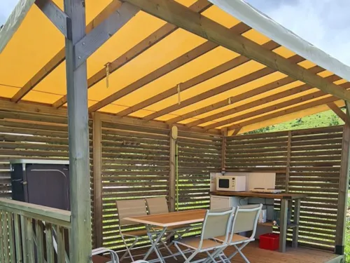 Pitch - Emplacement Top Confort Électricité 10A + Voiture + Tente Ou Caravane Ou Camping-Car + Terrasse Couverte Aménagée Avec Services Plus - image n°8 - Camping Belle Roche