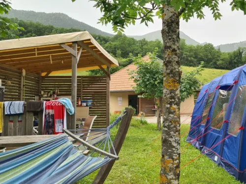 Pitch - Emplacement Top Confort Électricité 10A + Voiture + Tente Ou Caravane Ou Camping-Car + Terrasse Couverte Aménagée Avec Services Plus - image n°3 - Camping Belle Roche