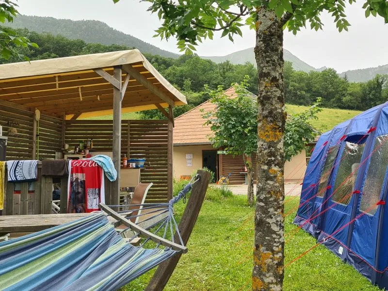 Emplacement Top Confort Électricité 10A + Voiture + Tente Ou Caravane Ou Camping-Car + Terrasse Couverte Aménagée Avec Services Plus