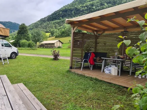 Pitch - Emplacement Top Confort Électricité 10A + Voiture + Tente Ou Caravane Ou Camping-Car + Terrasse Couverte Aménagée Avec Services Plus - image n°10 - Camping Belle Roche