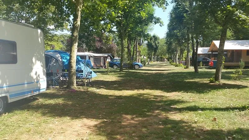 Forfait Emplacement + Tente, Caravane Ou Camping-Car + 1 Voiture