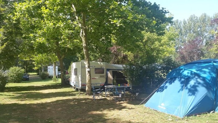 Forfait : Emplacement + 1 Voiture + Tente Ou Caravane Ou Camping-Car