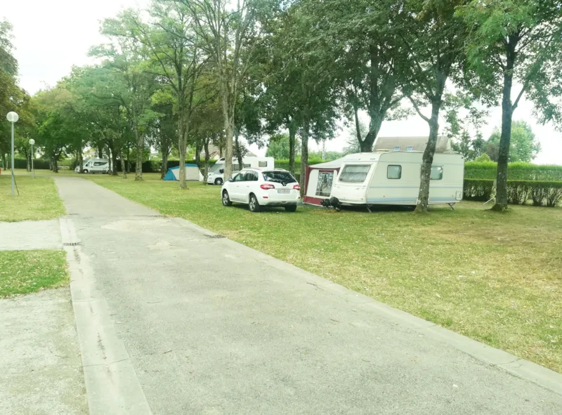 Emplacement Randonneur 1 Personne Sans Électricité + Véhicule 2 Roues