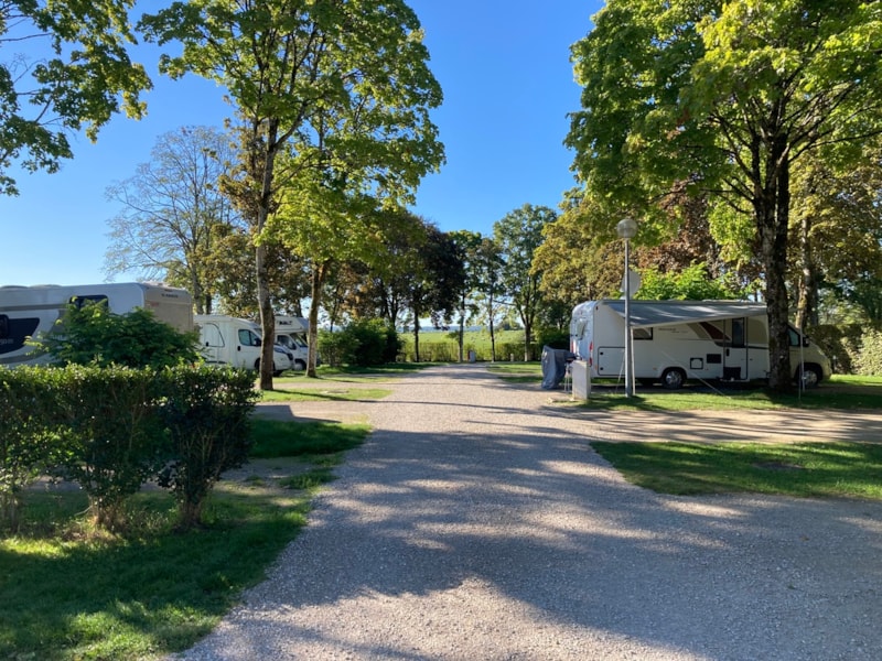 Forfait : Emplacement + 1 voiture + tente ou caravane - camping car + électricité