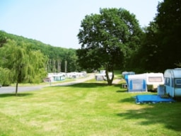 Kampeerplaats(en) - Basisprijs Comfortplaats (1 Tent, Caravan Of Camper / 1 Auto / Elektriciteit 6A) - Flower Camping La Chênaie
