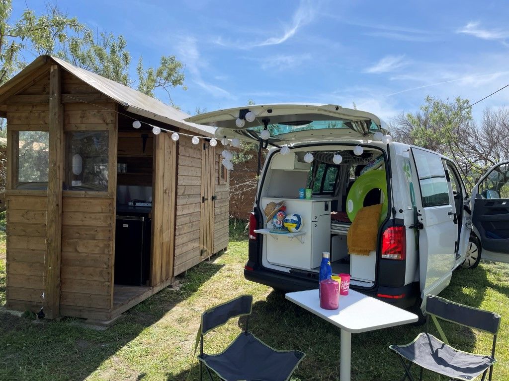 Emplacement - Forfait Premium : Emplacement 6A Équipé D'une Freecamp (Cabane Avec Sanitaires) - Flower Camping La Chênaie