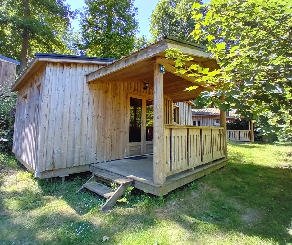 Mietunterkunft - Chalet Bois Komfort 24M² 2 Zimmer + Überdachte Terrasse + Fernseher - Flower Camping La Chênaie