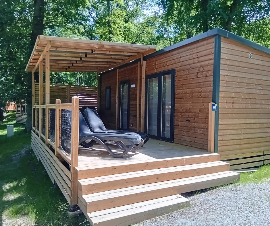 Mietunterkunft - Homeflower Premium 29M² (2 Schlafzimmer) + Klimaanlage + Halbüberdachte Terrasse + Tv + Bettwäsche - Flower Camping La Chênaie