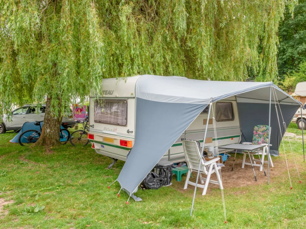 Stellplatz - Stellplatz Confort (Zelt, Wohnwagen, Wohnmobil / 1 Auto / Strom 10A) - Flower Camping La Chênaie