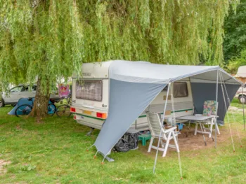 Kampeerplaats(en) - Basisprijs Comfortplaats (1 Tent, Caravan Of Camper / 1 Auto / Elektriciteit 10A) - Flower Camping La Chênaie