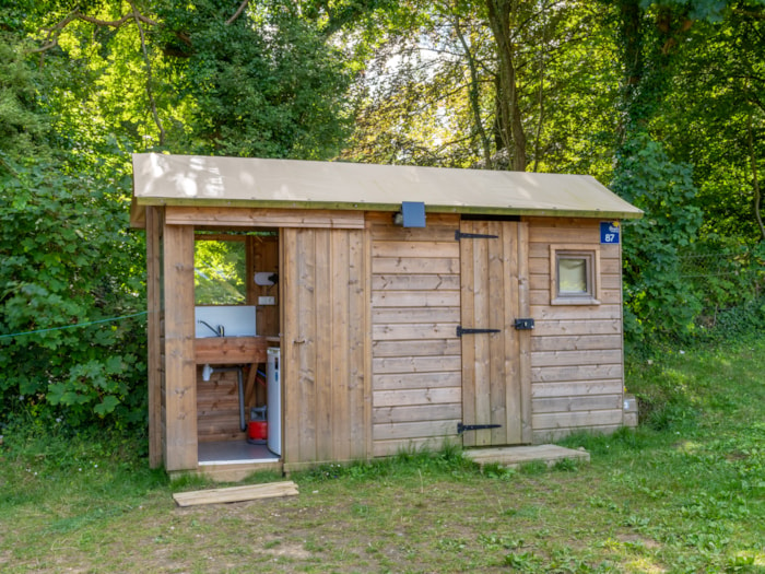 Forfait Premium : Emplacement 6A Équipé D'une Freecamp (Cabane Avec Sanitaires)