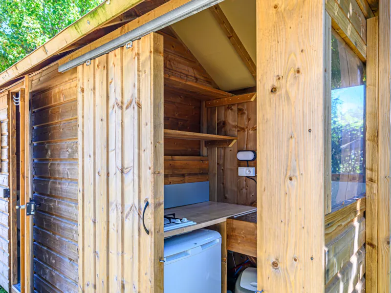 Forfait Premium : Emplacement 16A Équipé D'une Freecamp (Cabane Avec Sanitaires)