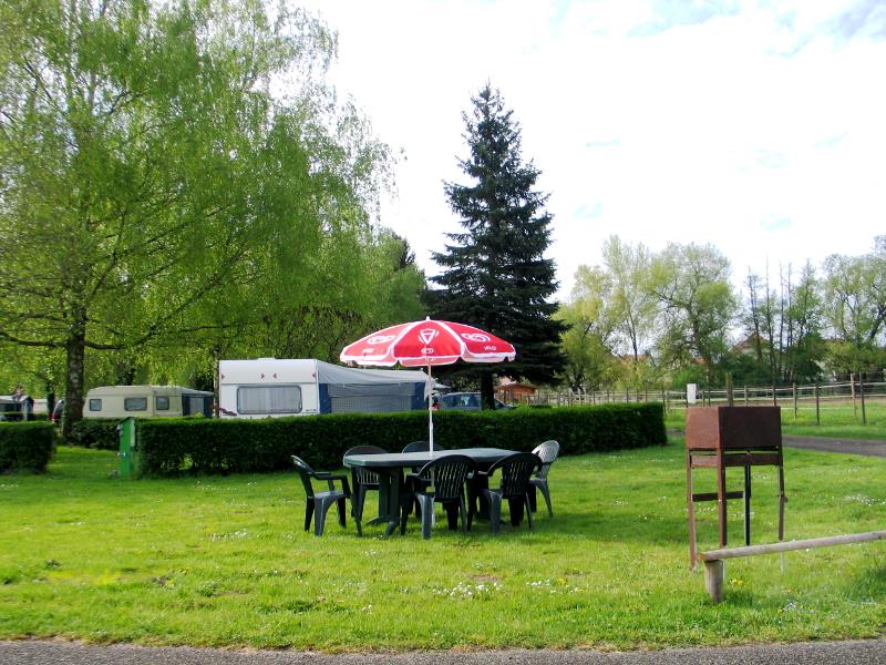Pitch - Pitch Great Comfort - 2 People + Car + Caravan + Electricity + Water And Waste Water + Table And 6 Chairs + Parasol + Bbq - Camp Au Clair Ruisseau
