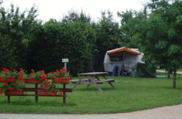 Kampeerplaats(en) - Groene Standplaats  (1 Volwassene En Elektriciteit) - Camping Le Hameau des Champs