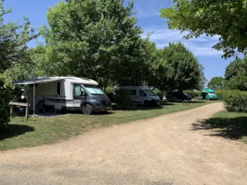 Stellplatz - Grüner Stellplatz : Van, Wohnwagen Oder Zelt (1 Erwachsener Und Elektrizität) - Camping Le Hameau des Champs