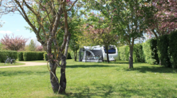 Stellplatz - Großer Wohnwagenkomfort (1 Erwachsener / Elektrizität / Wasseranschluss Und Entwässerung) - Camping Le Hameau des Champs