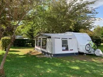 Stellplatz - Großer Wohnwagenkomfort (1 Erwachsener / Elektrizität / Wasseranschluss Und Entwässerung) - Camping Le Hameau des Champs