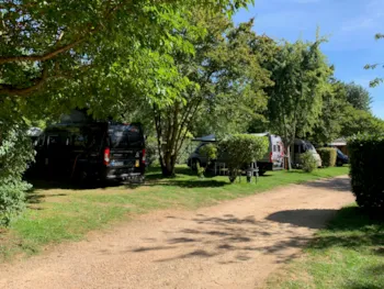 Stellplatz - Grüner Stellplatz Mit Elektriazität : Van, Wohnwagen Oder Zelt - Camping Le Hameau des Champs