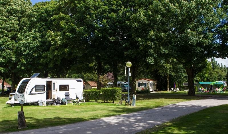 Standplaats met water, en afvoerpunt  + 1 auto + elektriciteit 10A